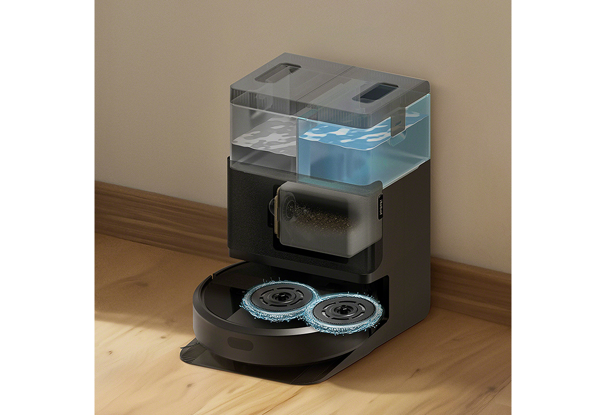 Απεικονίζεται η σκούπα να αδειάζει στον σταθμό καθαρισμού.